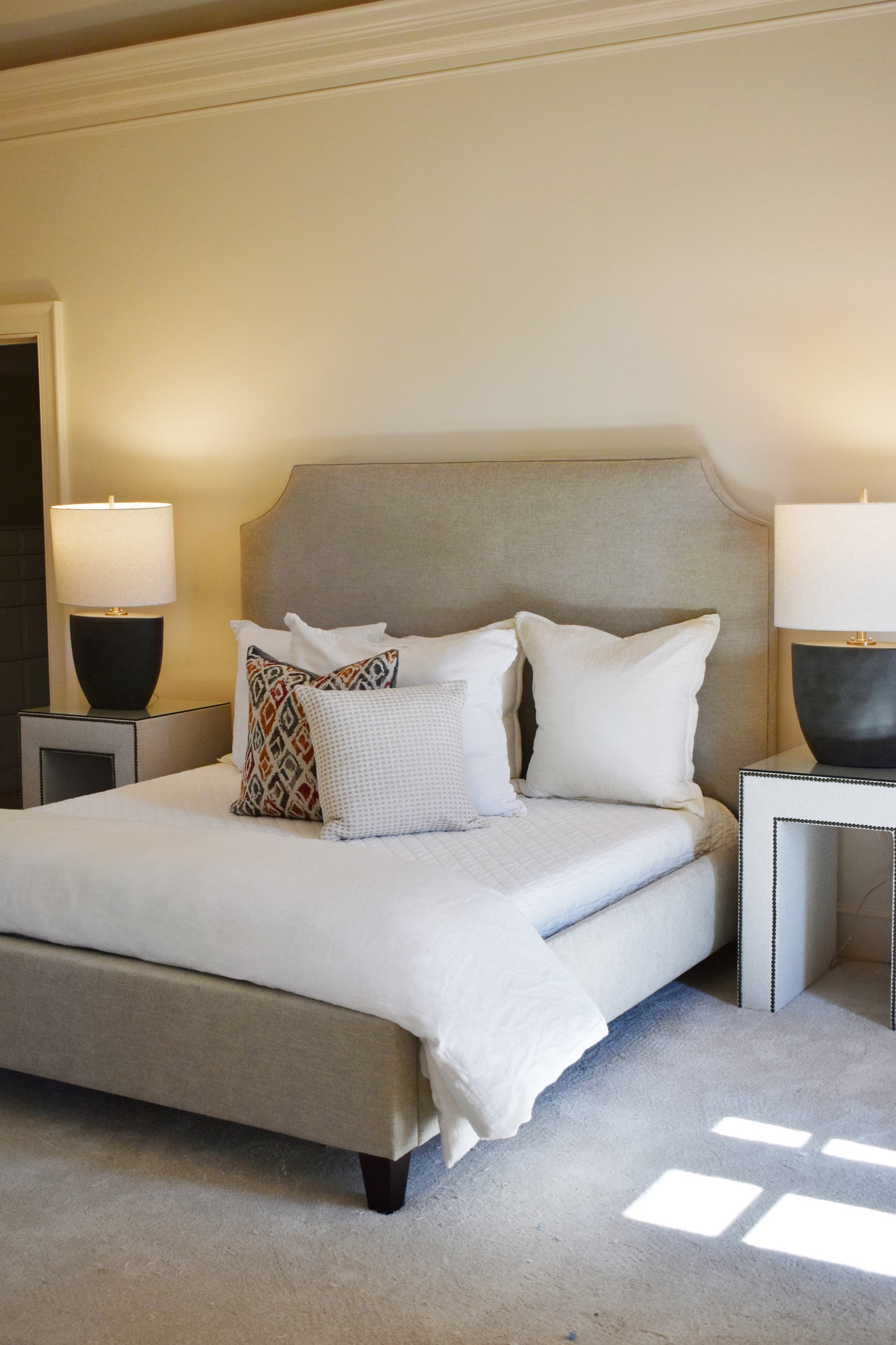 Upholstered King Bed, Robusta Linen