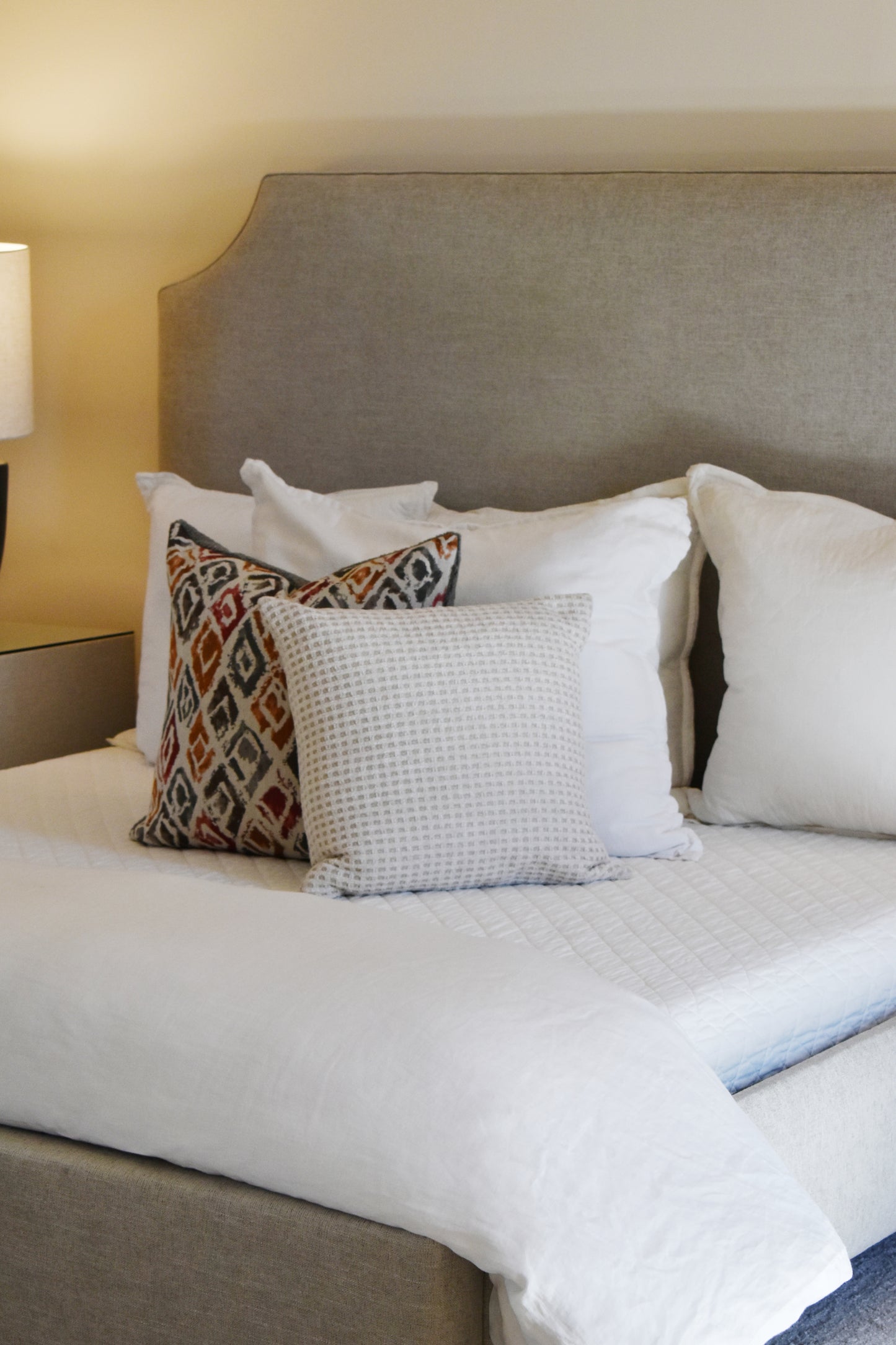 Upholstered King Bed, Robusta Linen
