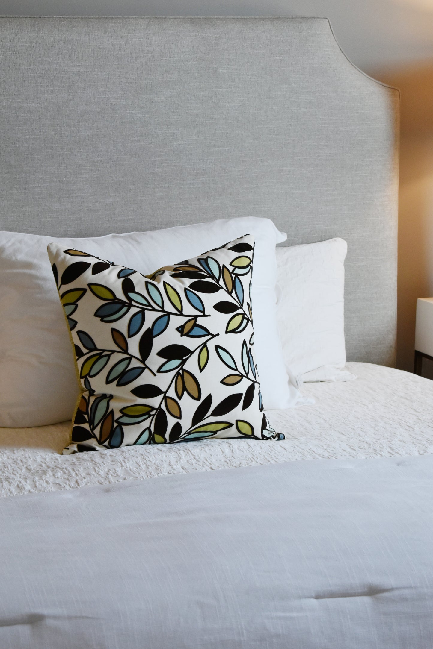 Upholstered King Bed, Robusta Linen