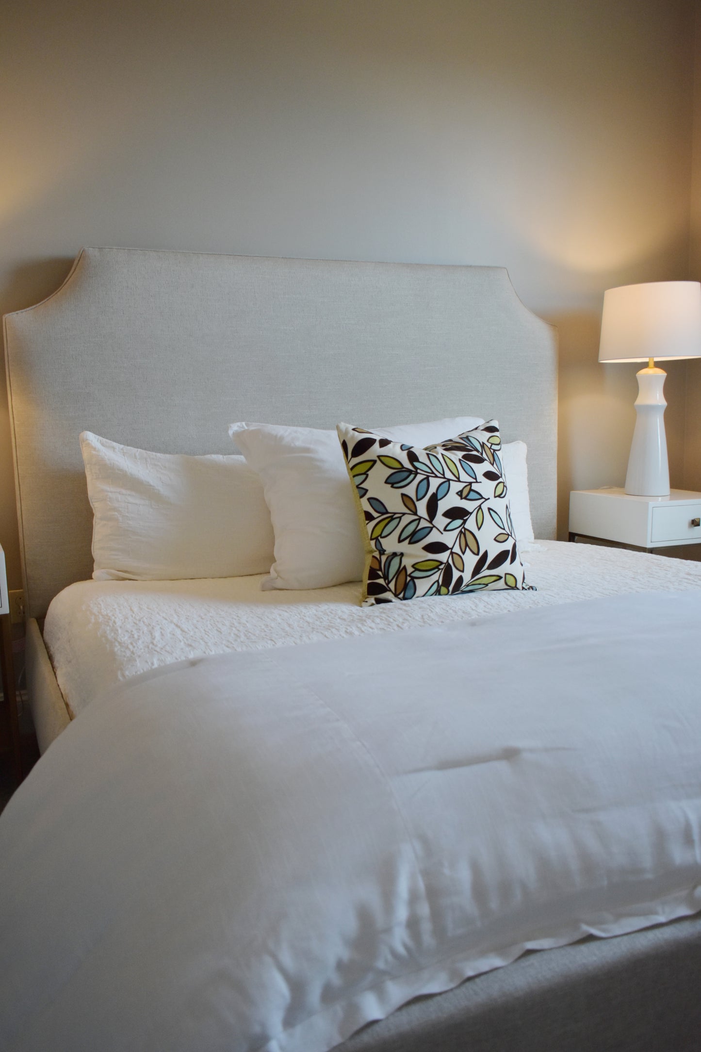 Upholstered King Bed, Robusta Linen