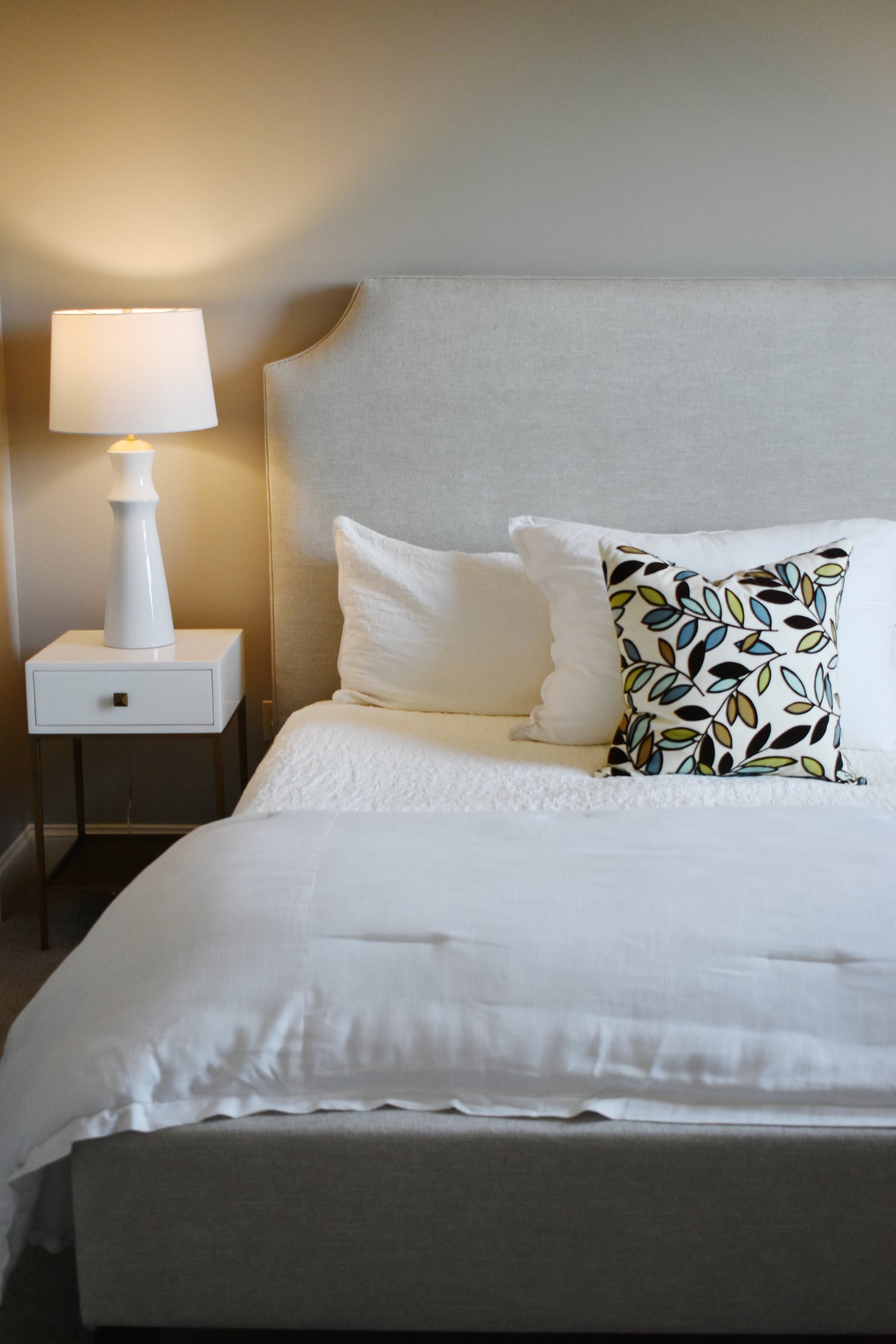 Upholstered King Bed, Robusta Linen