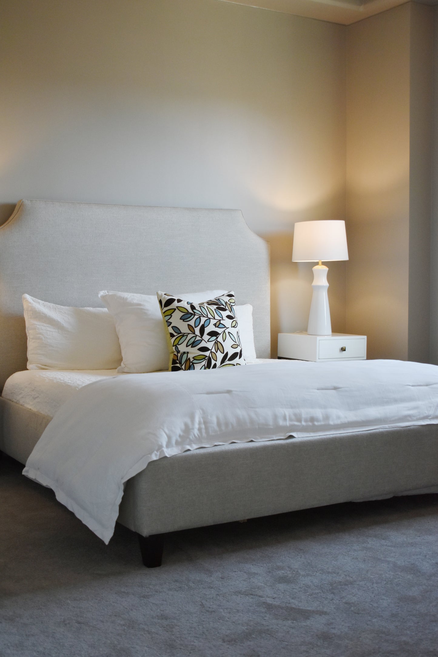 Upholstered King Bed, Robusta Linen