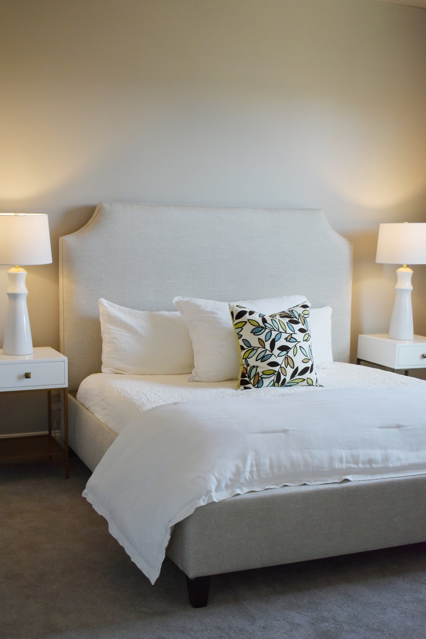 Upholstered King Bed, Robusta Linen